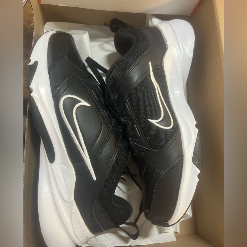 Men’s Black and white all day training shoe Size 7
